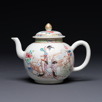 Belle théière en porcelaine de Chine famille rose à décor d'un chat, d'une dame et d'un enfant, Yongzheng