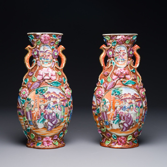Paire de vases en porcelaine de Chine famille rose de Canton à décor mandarin et floral en relief, Qianlong