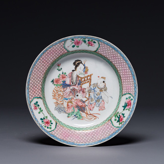 Een fijn Chinees famille rose eierschaal bord met robijnrode achterkant, Yongzheng