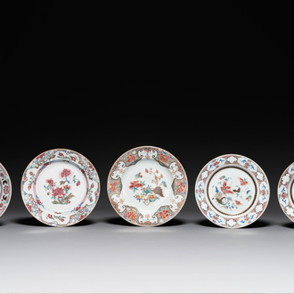 Cinq assiettes en porcelaine de Chine famille rose à décor floral, Yongzheng/Qianlong