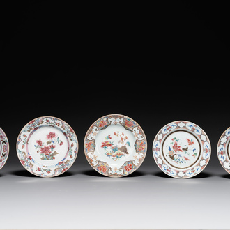 Five Chinese famille rose plates with floral design, Yongzheng/Qianlong