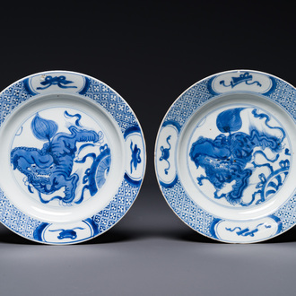 Paire d'assiettes en porcelaine de Chine en bleu et blanc à décor de lions bouddhistes, marque ding, Kangxi