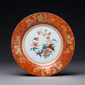 Assiette en porcelaine de Chine famille rose à bordure faux-bois, Yongzheng/Qianlong