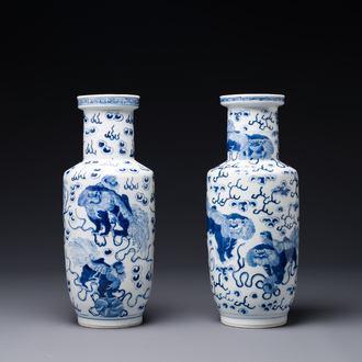 Een paar Chinese blauw-witte vazen met boeddhistische leeuwen, Kangxi merk, 19e eeuw