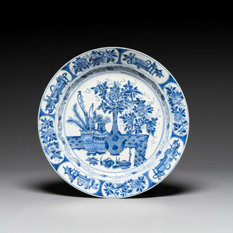 Plat en porcelaine de Chine en bleu et blanc à décor d'antiquités, Kangxi