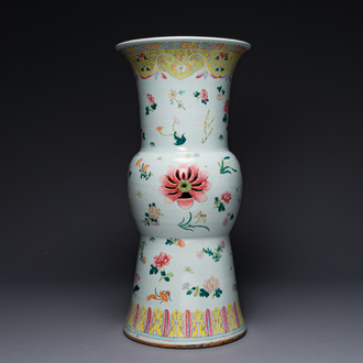 A Chinese famille rose pedestal stand with floral design, 19th C.