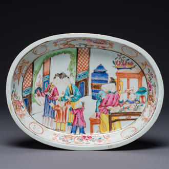 Een ovale Chinese Canton famille rose kom met mandarijns decor, Qianlong
