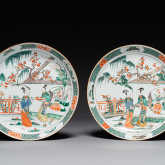 Paire de plats en porcelaine de Chine famille verte à décor 'Xi Xiang Ji', Kangxi