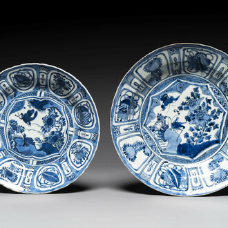 Deux assiettes en porcelaine de Chine en bleu et blanc de type kraak à décor d'oiseaux et insectes, Wanli