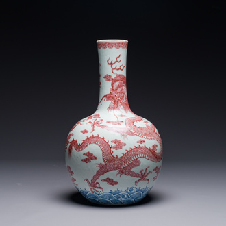 Vase de type 'tianqiu ping' en porcelaine de Chine en bleu, blanc et rouge de cuivre à décor de dragons, 18ème