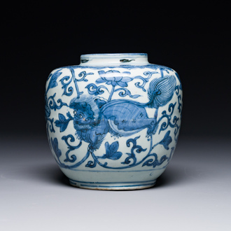 Pot en porcelaine de Chine en bleu et blanc à décor de lions bouddhistes et rinceaux de lotus, Wanli