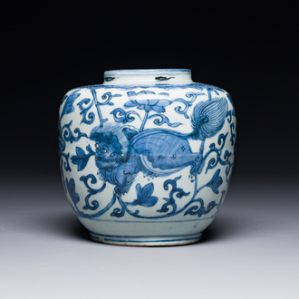 Een Chinese blauw-witte pot met boeddhistische leeuwen en lotusslingers, Wanli