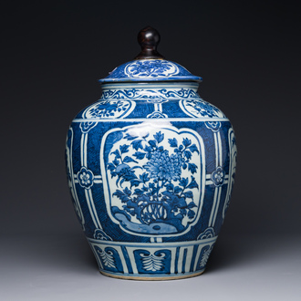Pot couvert en porcelaine de Chine en bleu et blanc à décor floral, Wanli