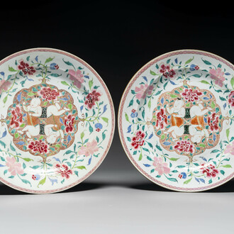 Een paar Chinese famille rose 'Hehe Erxian' schotels, Yongzheng/Qianlong