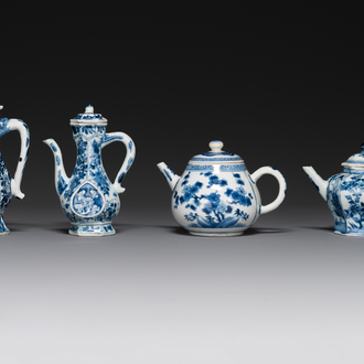 Deux aiguières et deux théières en porcelaine de Chine bleu et blanc, Kangxi