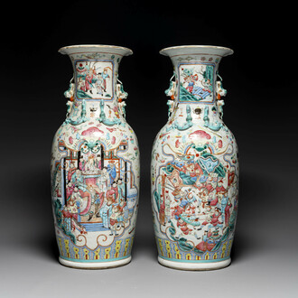 Paire de vases en porcelaine de Chine famille rose à décor narratif, 19ème