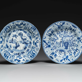 Twee Chinese blauw-witte kraakporseleinen schotels met figuren, Wanli