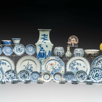 Een gevarieerde collectie Chinees porselein, Ming en later