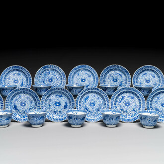 Onze tasses et soucoupes en porcelaine de Chine en bleu et blanc à décor de crabes et poissons, marque Kangxi, Guangxu