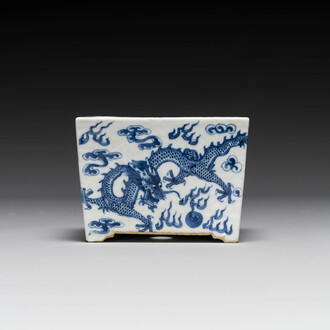 Jardinière en porcelaine de Chine en bleu et blanc à décor de dragons, Guangxu