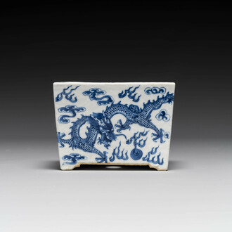 Een Chinese blauw-witte jardinière met draken, Guangxu