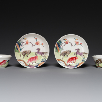 Paire de tasses et soucoupes en porcelaine de Chine famille rose à décor de chevaux, Yongzheng