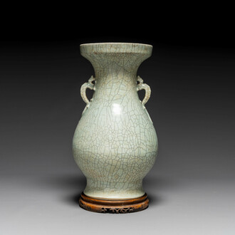 Vase en porcelaine de Chine de type 'ge' sur socle en bois, 19/20ème
