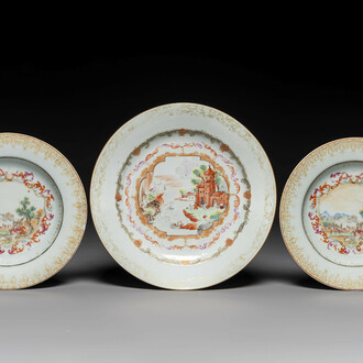 Drie Chinese Meissen-stijl borden met een havenzicht, Qianlong