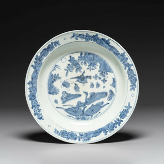 Plat en porcelaine de Chine bleu et blanc à décor d'oiseaux sur un étang, Jiajing