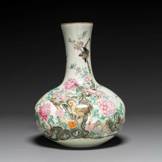Vase de forme bouteille en porcelaine de Chine famille rose à décor d'oiseaux parmi des branches fleuries, marque de Qianlong, République