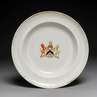 Plat armorié en porcelaine de Chine aux armes de Lord Percy Clinton Sydney Smith, vicomte de Strangford, Jiaqing