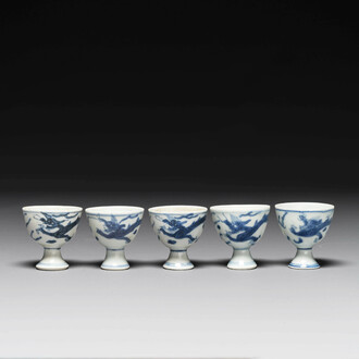 Cinq coupes à pied en porcelaine de Chine en bleu et blanc de l'épave Hatcher à décor de dragons, époque Transition