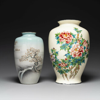 Twee Japanse cloisonné vazen met floraal decor, Meiji/Taisho/Showa