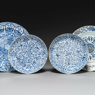 Quatre plats en porcelaine de Chine en bleu et blanc à décor floral, Kangxi/Yongzheng