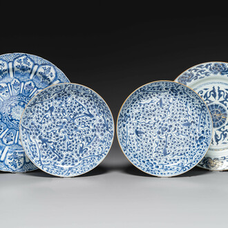 Vier Chinese blauw-witte schotels met floraal decor, Kangxi/Yongzheng