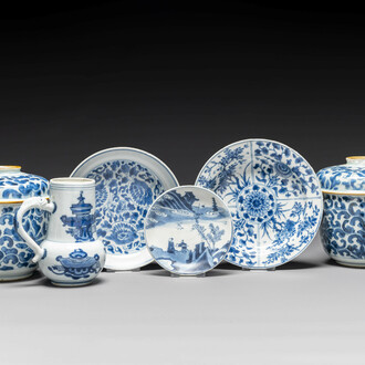 Een groep van zes stukken Chinees blauw-wit porselein, Kangxi
