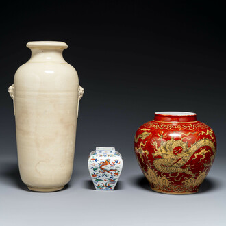 Un vase en porcelaine de Chine en blanc monochrome et deux vases à décor de 'dragon', marque de Jiajing et Wanli, 19/20ème