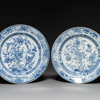 Deux plats en porcelaine de Chine bleu et blanc à décor floral, Yongzheng