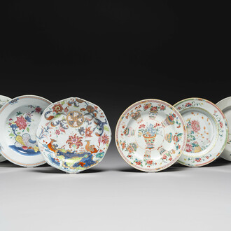 Six assiettes en porcelaine de Chine famille rose à décor floral, Qianlong