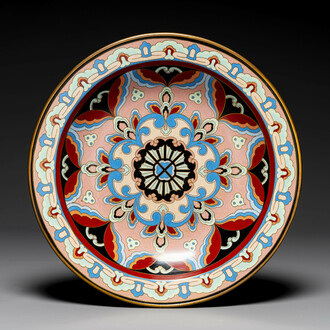 Plat en émaux cloisonnés à décor floral, marque Beijing Tezhong Gongyi Gongsi 北京特種工藝公司, Chine, daté 1952