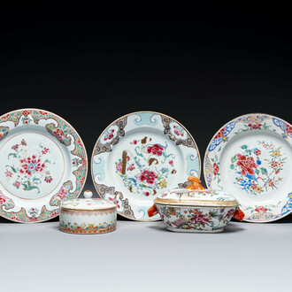 Trois assiettes, un beurrier et une soupière couverte en porcelaine de Chine famille rose, Qianlong