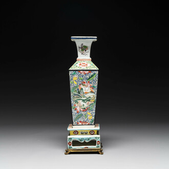 Vase et socle en porcelaine de Chine famille rose à monture bronze dorée, Yongzheng