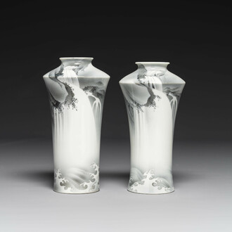 Nishiura Enji (1856-1914): Paire de vases en porcelaine du Japon à décor de cascades, 19/20ème