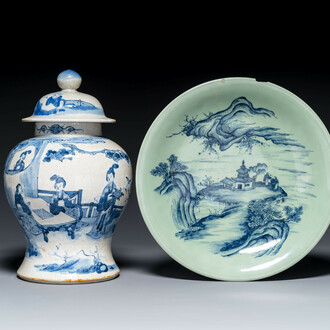 Un vase couvert en porcelaine de Chine en bleu et blanc et un plat à fond céladon, marque de Chenghua, 19ème