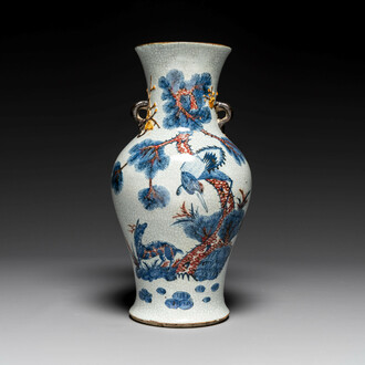 Vase en porcelaine de Chine dite 'de Nankin' en bleu, blanc et rouge cuivre, 19ème