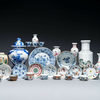 Een gevarieerde collectie Chinees porselein, Kangxi en later