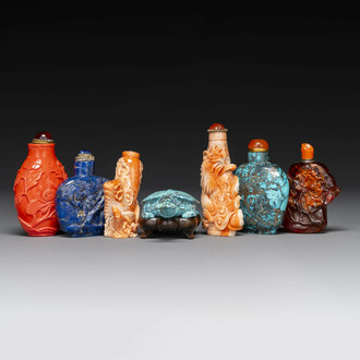 Zeven gevarieerde Chinese snuifflessen in edelsteen, bloedkoraal, glas en barnsteen, 19e eeuw