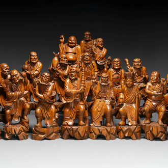 Een groep Chinese buxushouten sculpturen van 18 Luohan, 20e eeuw