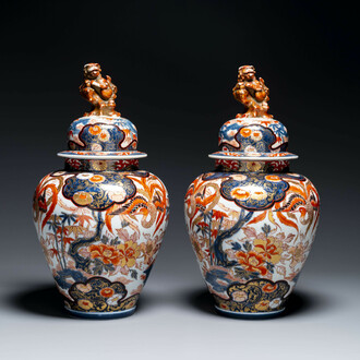 Paire de vases couverts en porcelaine Imari du Japon, Edo, 18/19ème