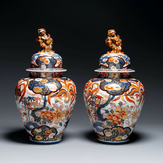 A pair of Japanese Imari covered vases, Edo, 18/19th C.